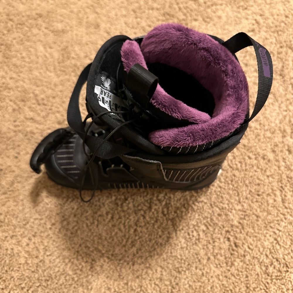 Saloman Size 6 worn one time for 2 hours!